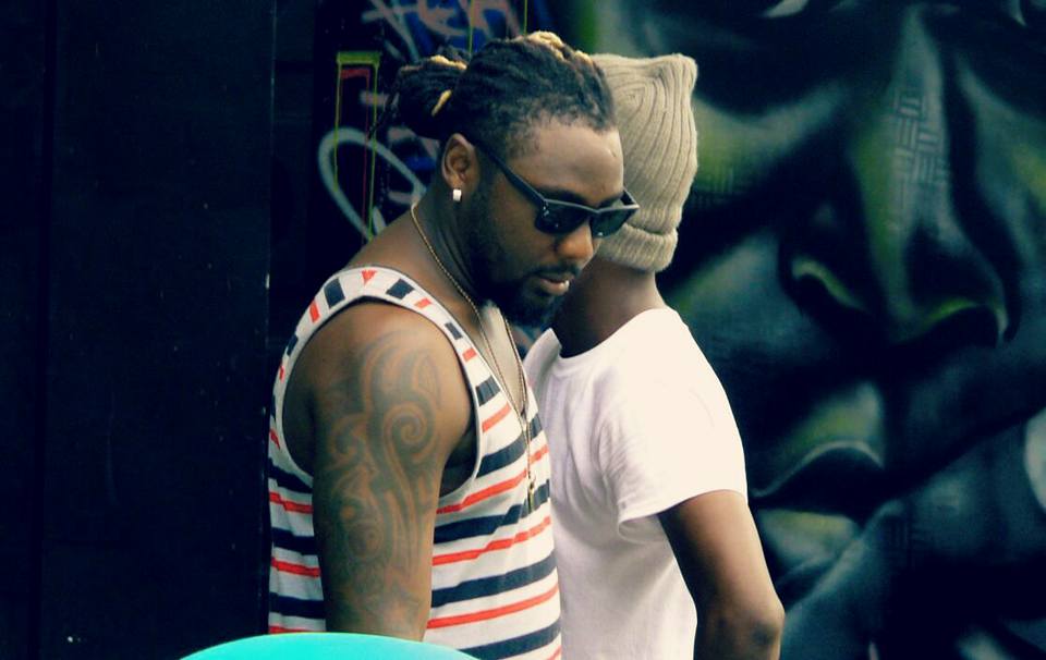 Le rappeur togolais Dove'ND se fait agresser par un fan